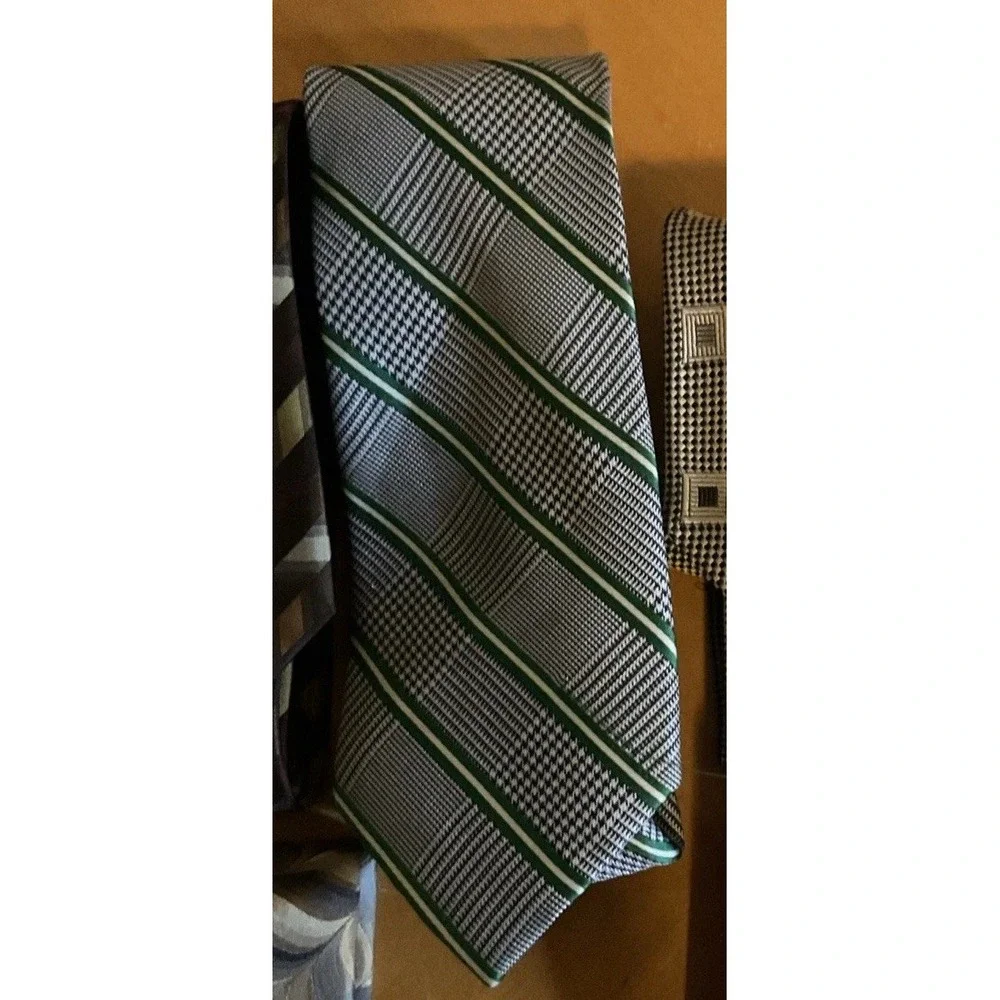 Lot Of 11 Men's Silk Neck Ties, Van Heusen,‎ IZod, Danel Craig, And More